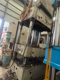 Used 315 Ton Hydraulic Press with 900 mm Stroke photo 5