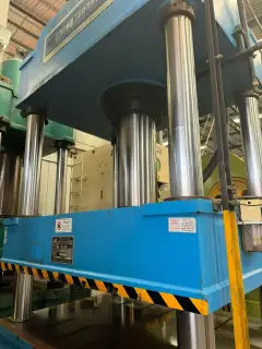 Used Jiangsu Zhongwei 315-Ton Four-Column Hydraulic Press photo 3