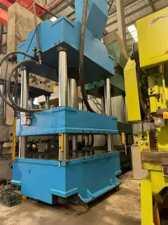 Used Jiangsu Zhongwei 315-Ton Four-Column Hydraulic Press photo 5