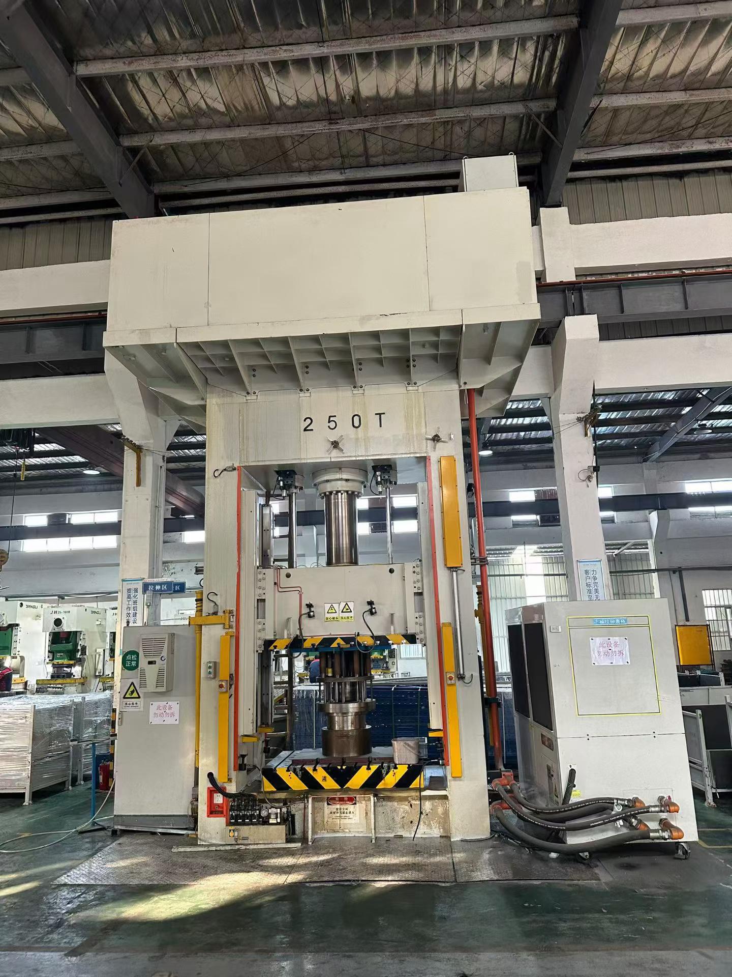 เครื่องไฮดรอลิกเพรสโครง 250 ตัน มือสอง ผลิตจากไต้หวัน พร้อมระบบควบคุม Siemens