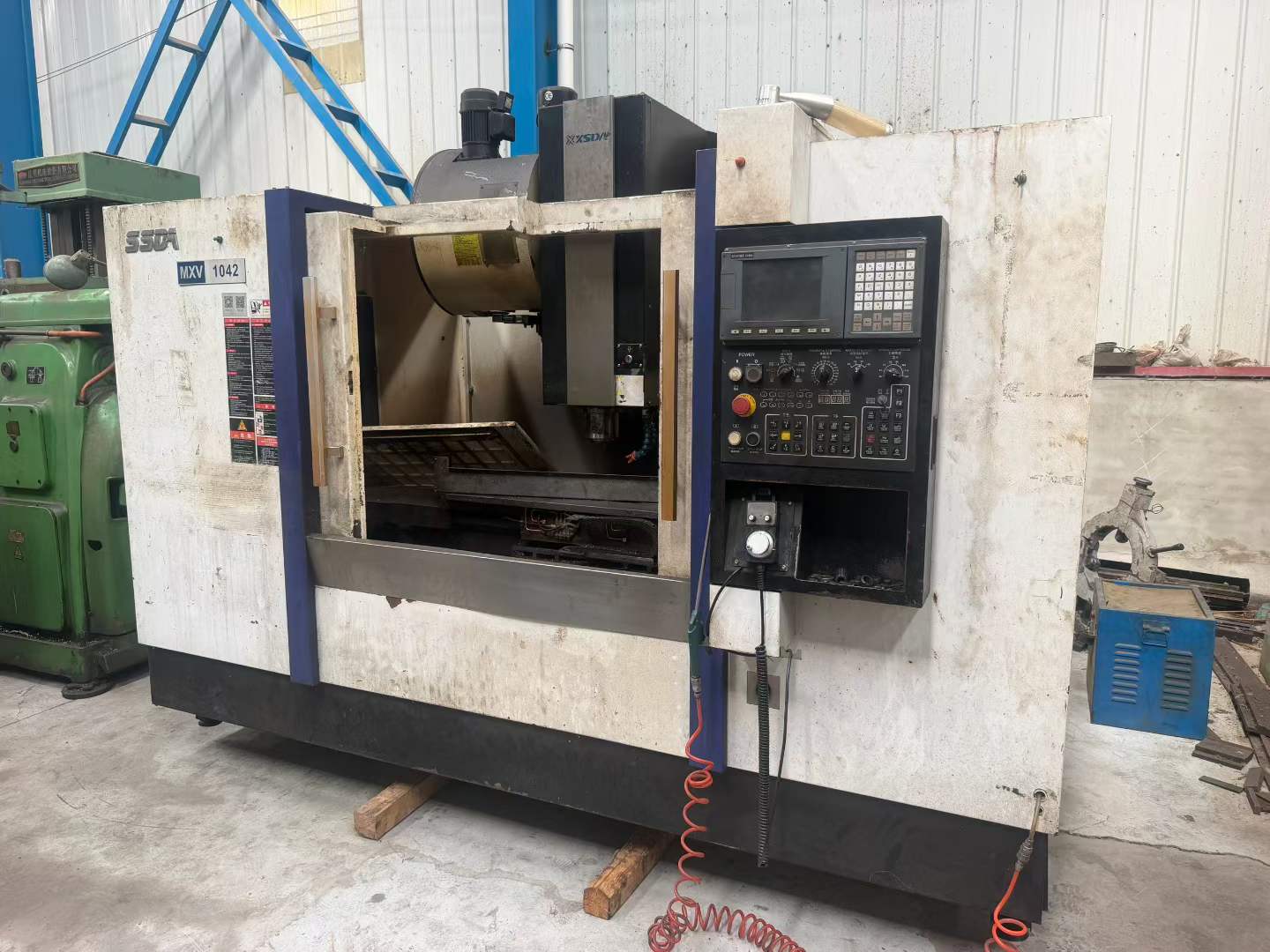 Used Xinsida 1042 Machining Center photo 2