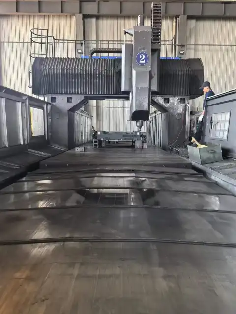 ماكينة تفريز من نوع المقشطة BT50 برأس تروس ونظام FANUC مستعملة