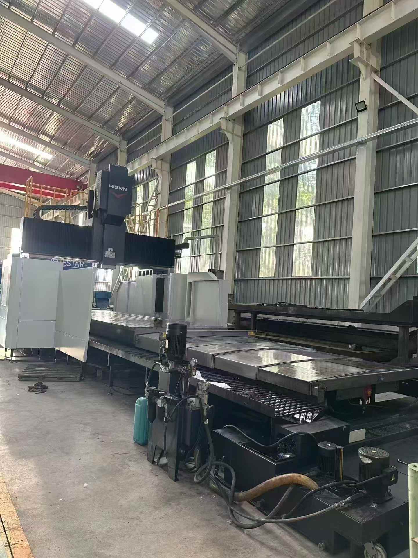 Fresadora de pórtico Haitian 6028 usada con cabezal automático y control Fanuc Plus