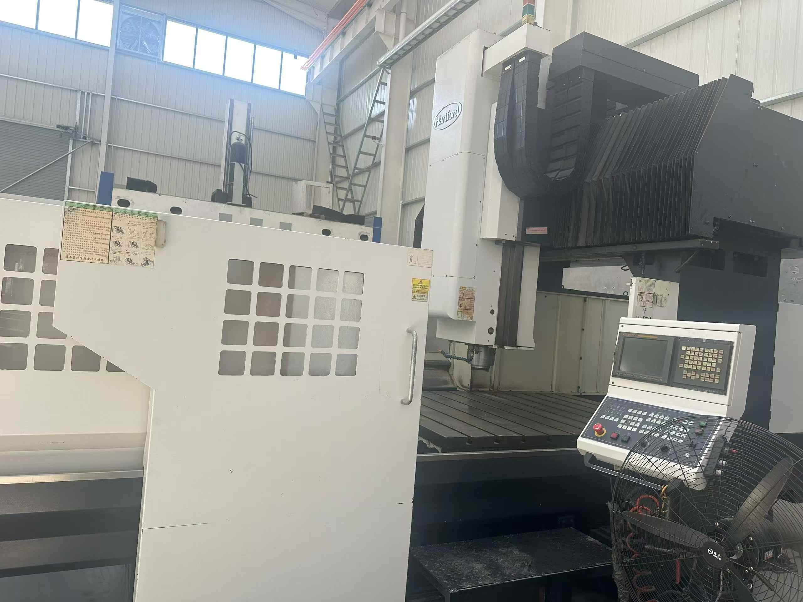 Used Xiehong 2150 Vertical Machining Center with Fanuc Control photo 2