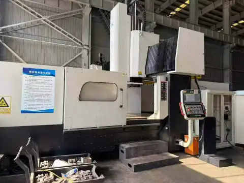 Fresadora CNC de pórtico usada para trabajo pesado con mesa de trabajo de 2600 mm x 1600 mm