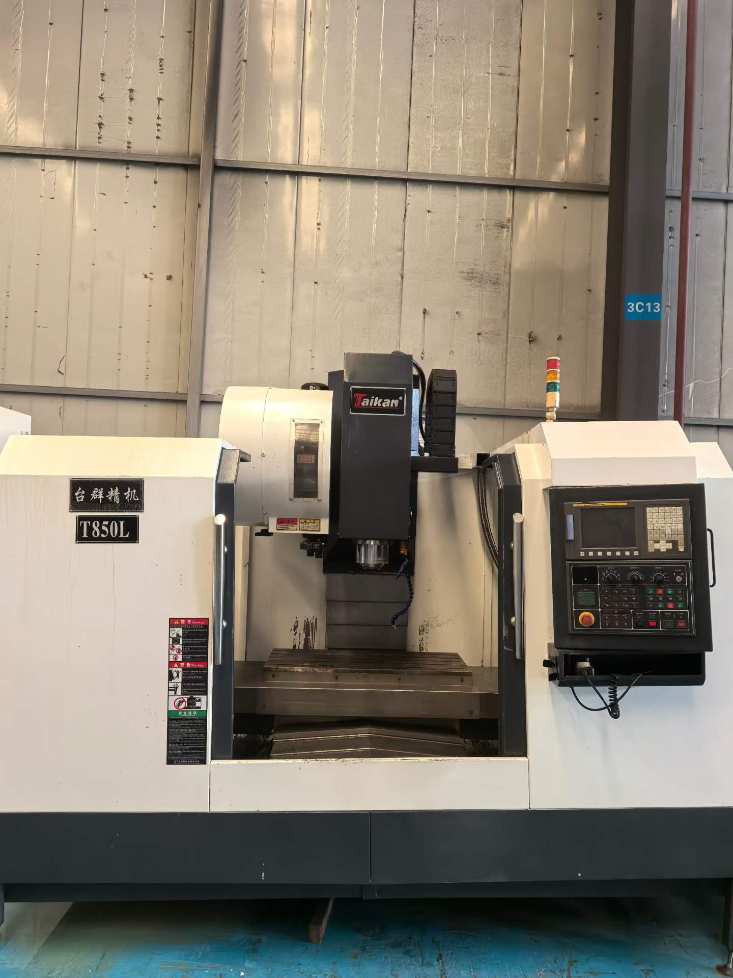 เครื่องแมชชีนนิ่งเซ็นเตอร์ 850 มือสองพร้อมระบบควบคุม Fanuc MD, แม็กกาซีน 24 ตำแหน่ง, มีในสต็อก 2 เครื่อง
