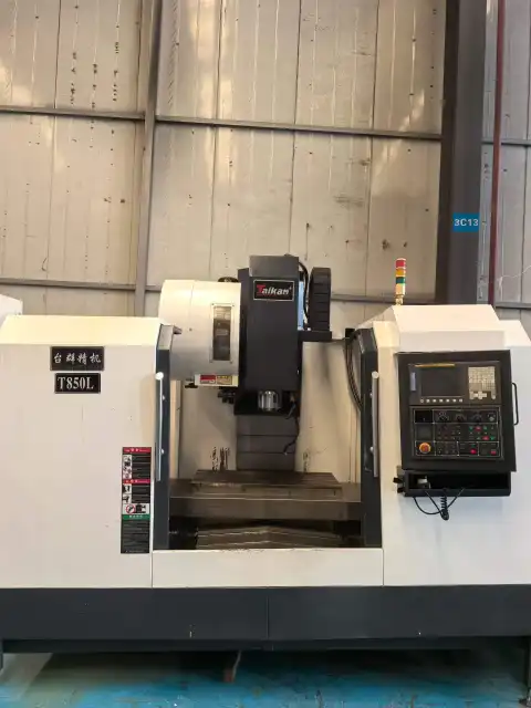 Trung tâm gia công 850 đã qua sử dụng với hệ điều khiển FANUC MD, ổ chứa dao 24 vị trí, có 2 chiếc trong kho