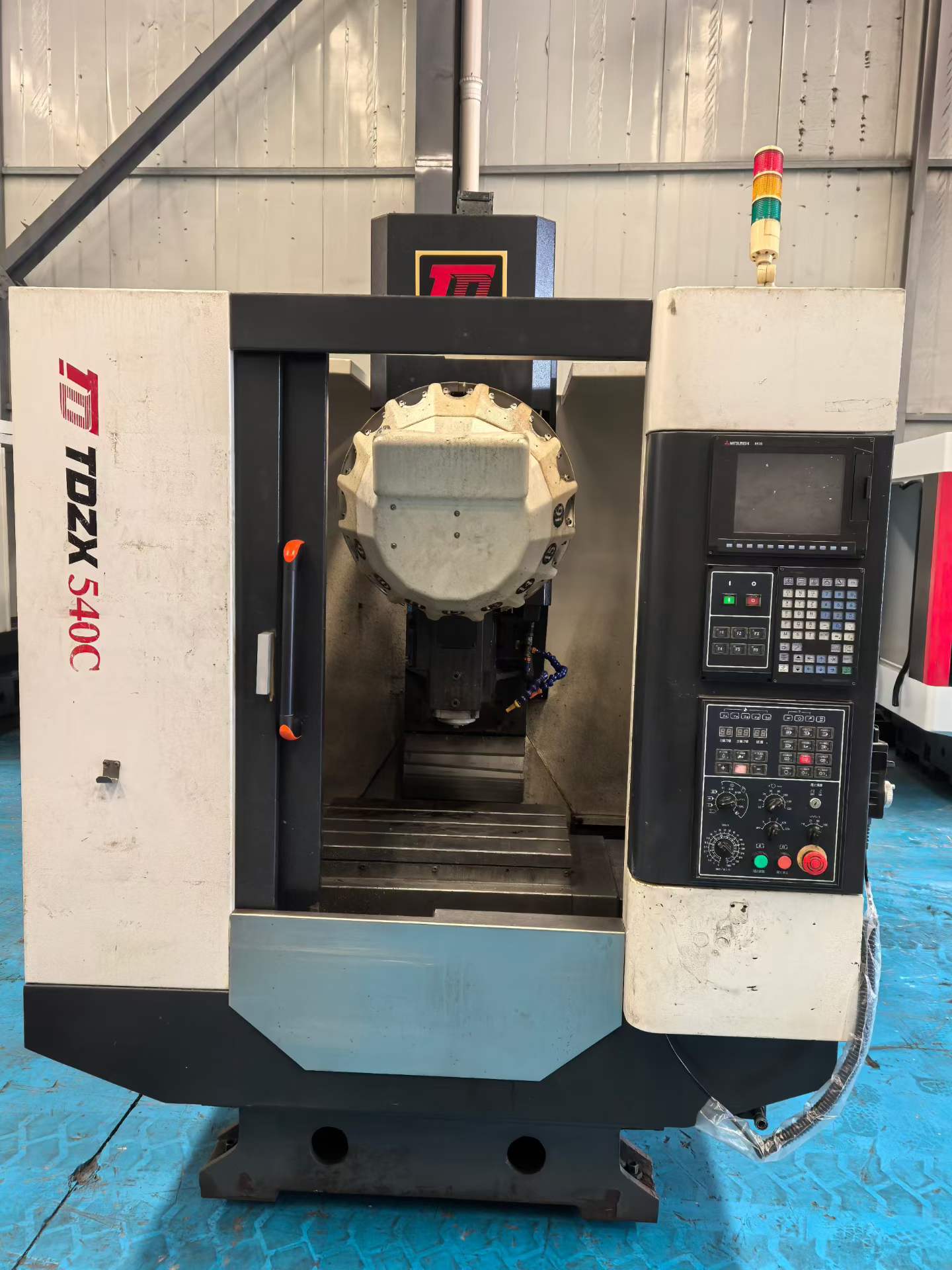 Máquina perforadora-roscadora usada con control Mitsubishi – 2 unidades disponibles para arrendamiento