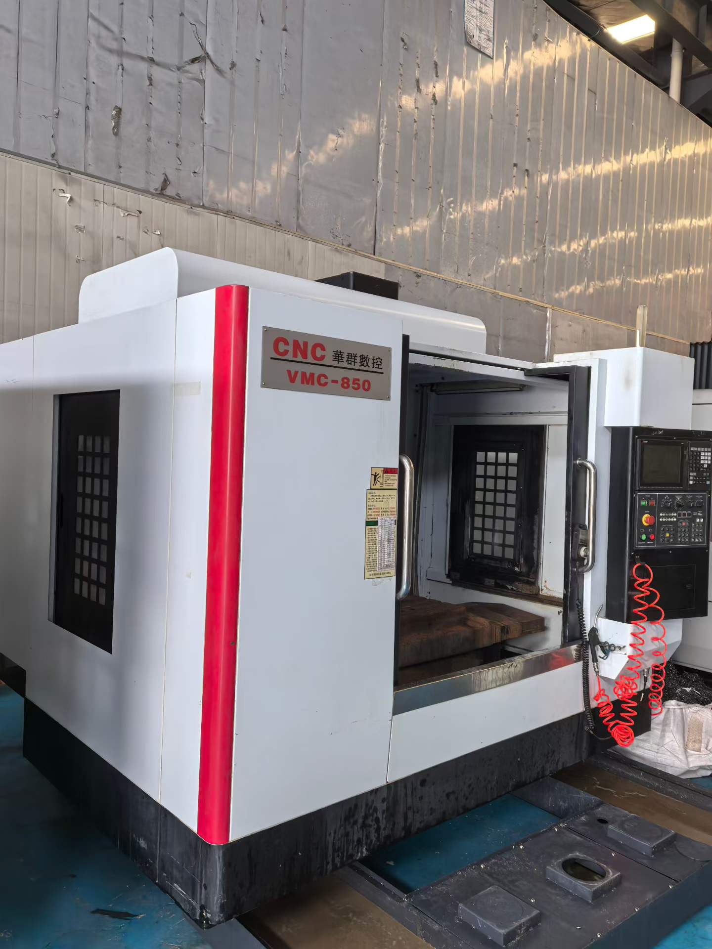 Used Huaqun 850 Machining Center with Mitsubishi M 80 Control photo 2