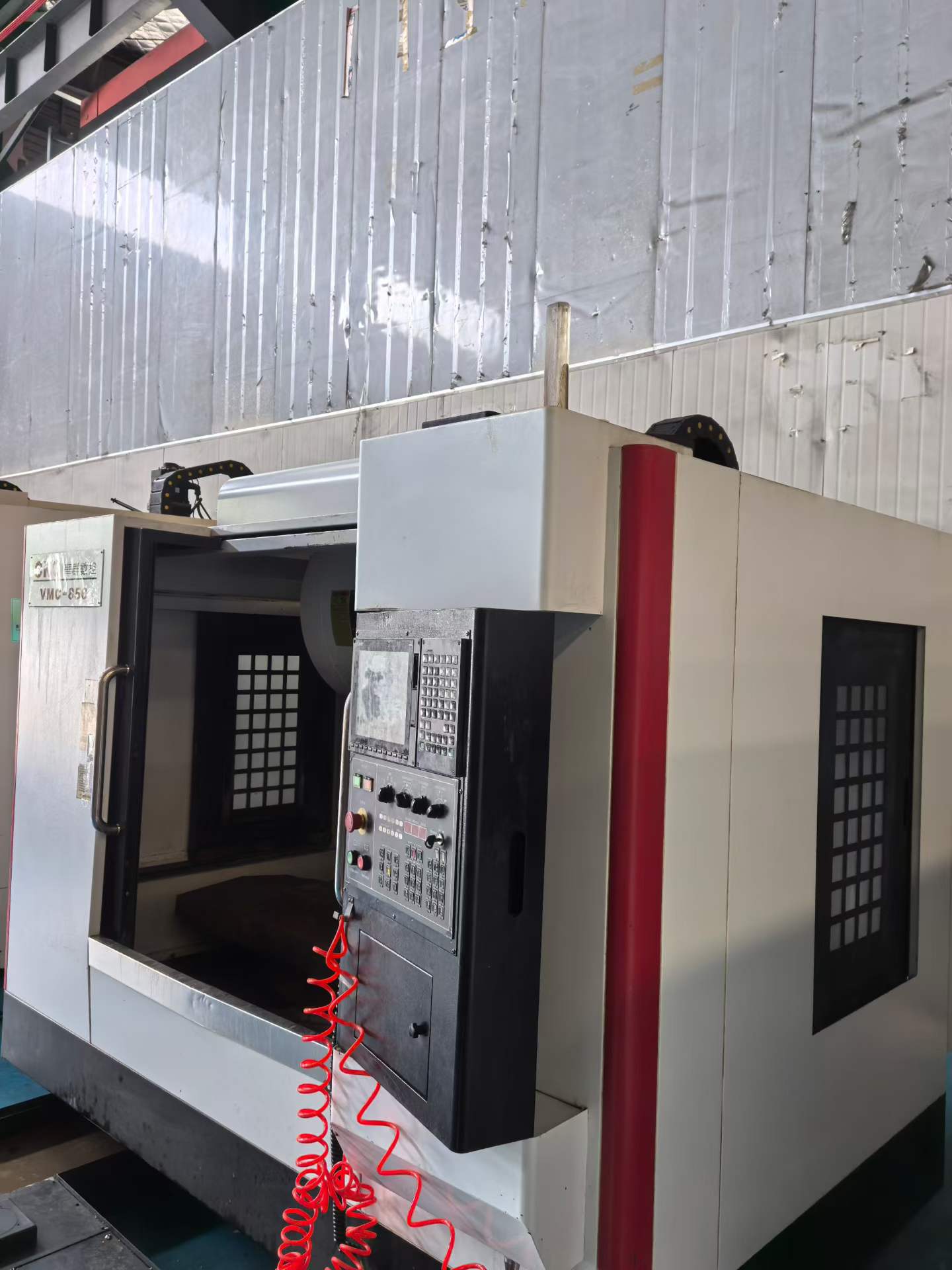 Used Huaqun 850 Machining Center with Mitsubishi M 80 Control photo 3