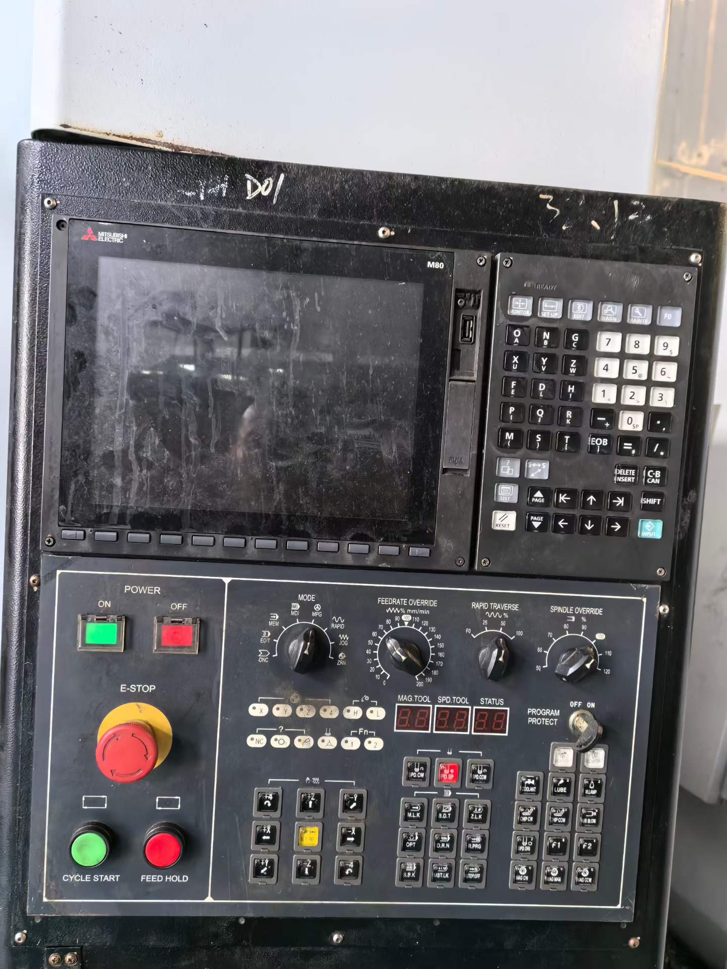 Used Huaqun 850 Machining Center with Mitsubishi M 80 Control photo 4