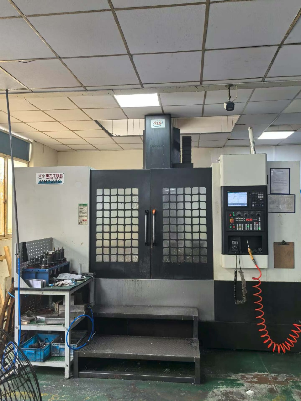 Centro de mecanizado vertical Yalishi 1380 usado con Mitsubishi M 80
