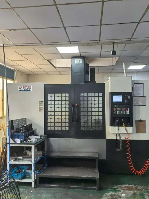 Centro de mecanizado vertical Yalishi 1380 usado con Mitsubishi M 80