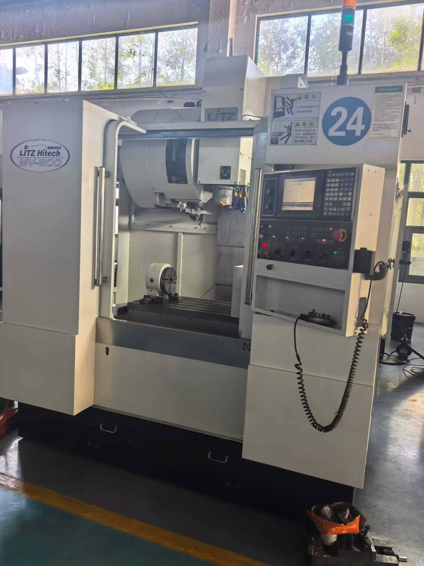 Centro de mecanizado Leadwell MV-800 usado con control Mitsubishi M 70