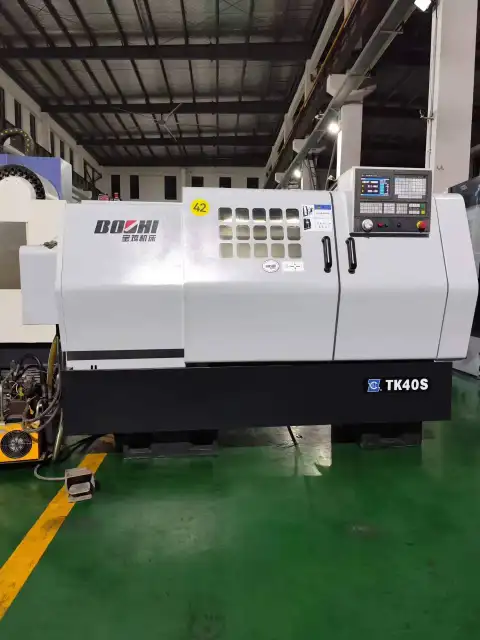 Torno CNC Baoji TK 40 s con mandril hidráulico