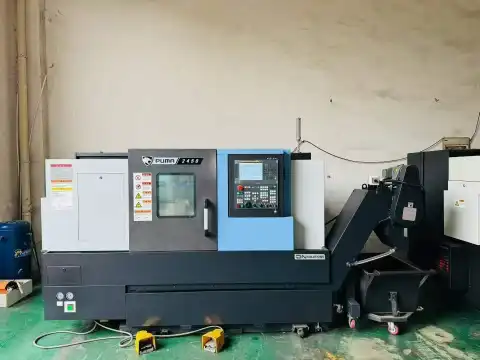 Torno CNC de bancada inclinada de servicio pesado Doosan PUMA 2450 con control Fanuc