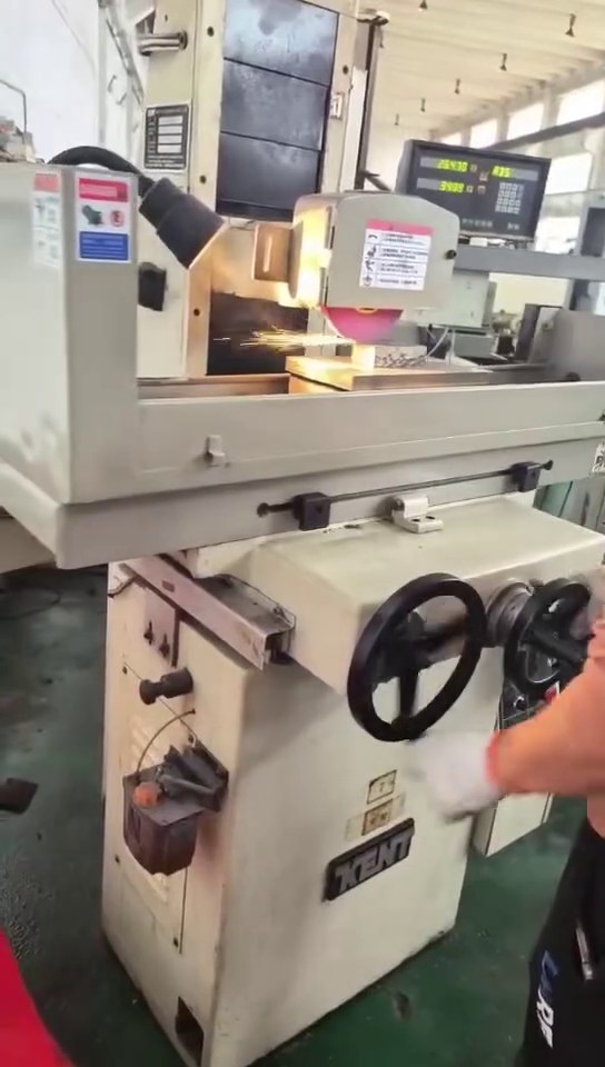 Used KENT 616 Precision Hand-Feed Surface Grinder photo 1