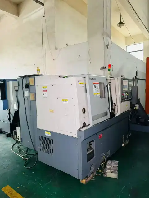 Torno CNC Okuma L 250 E de torreta usado