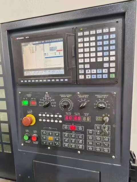 Used Qiaofeng 850 / V 8 Vertical Machining Center with Mitsubishi M 70 photo 2