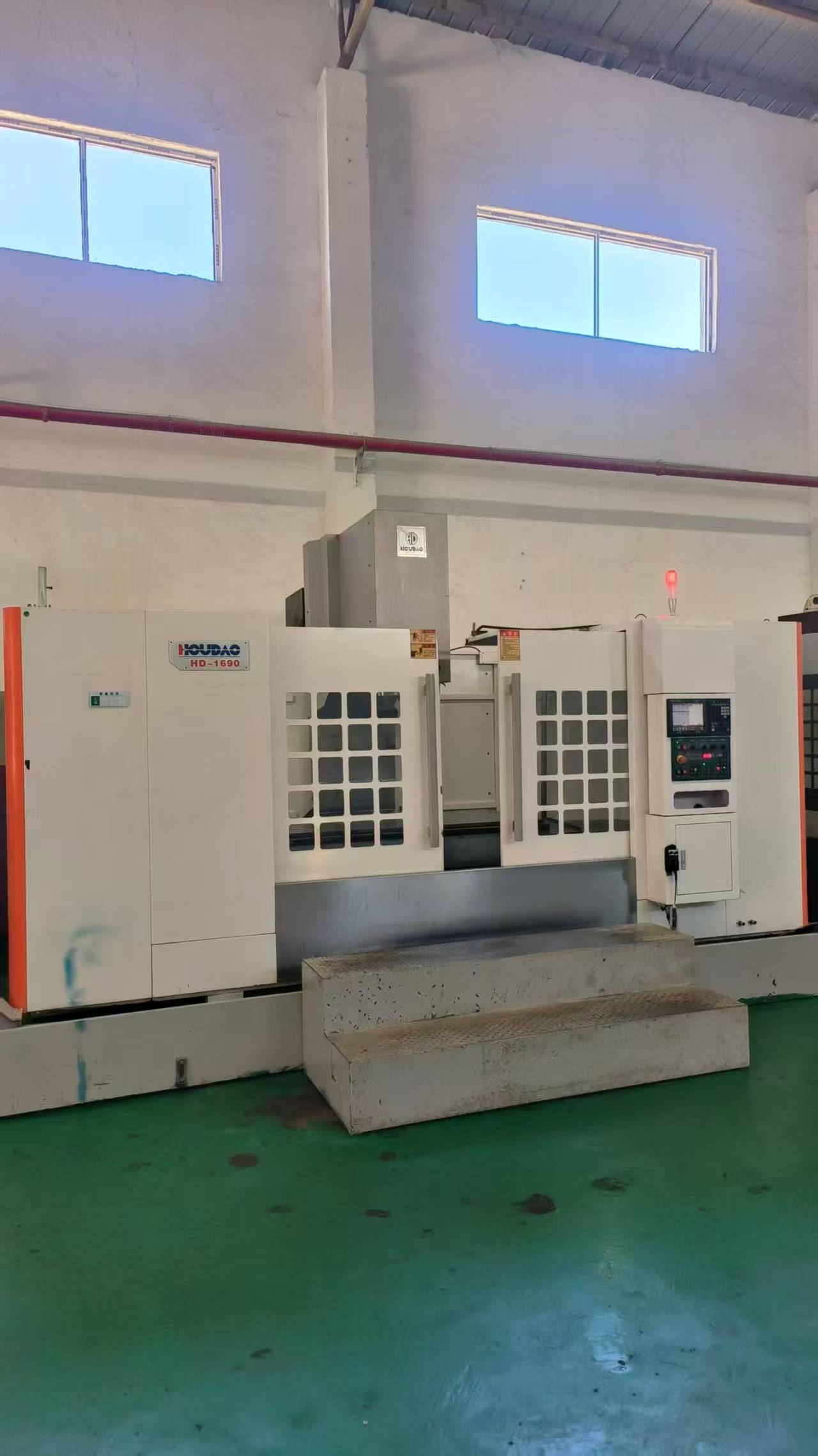 Máy phay CNC Suzhou Houdao 1690 đã qua sử dụng với điều khiển Mitsubishi M 80