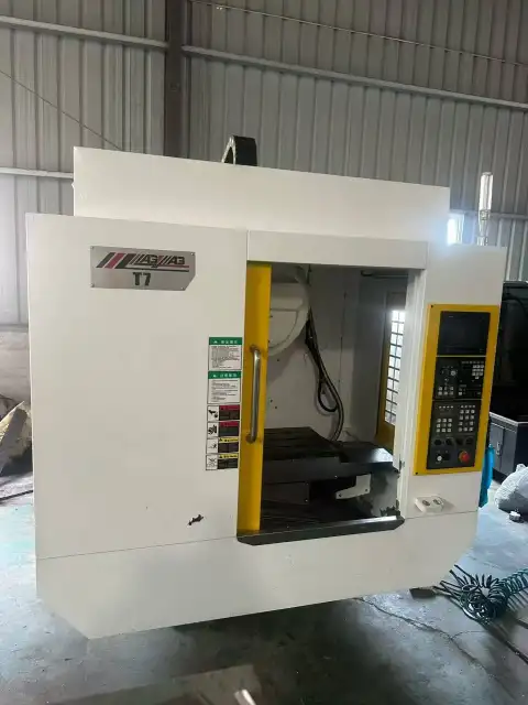 Dos centros de taladrado y roscado CNC Liangjiang T 700 usados con Mitsubishi M80