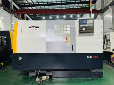 Torno CNC de bancada inclinada Baoji CK 50 S usado