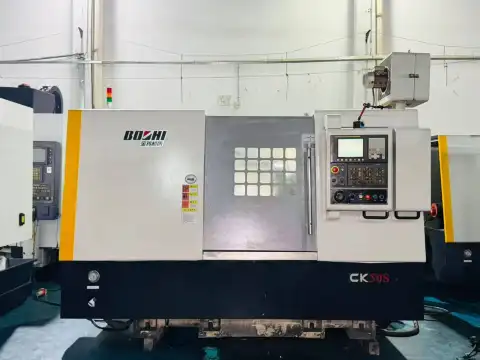 Torno CNC de torreta Baoji CK 50 S usado con control Fanuc