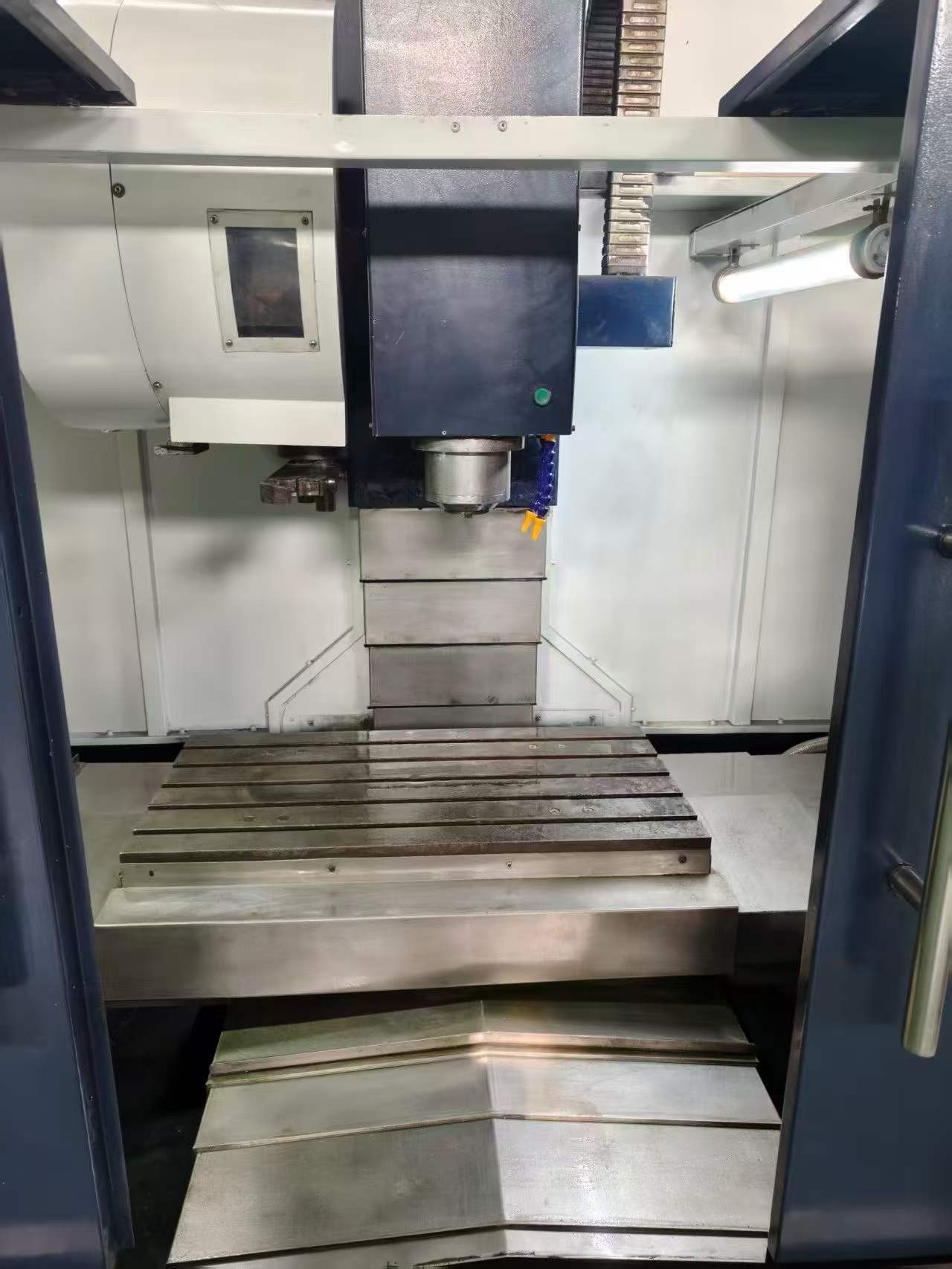 Used Dingtai 850 Vertical Machining Center photo 3