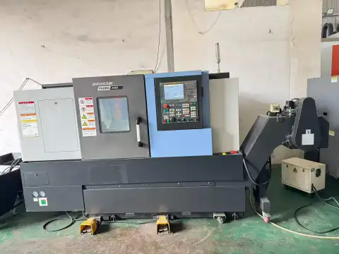 Torno CNC Doosan 2450 usado tipo torreta con control FANUC TF