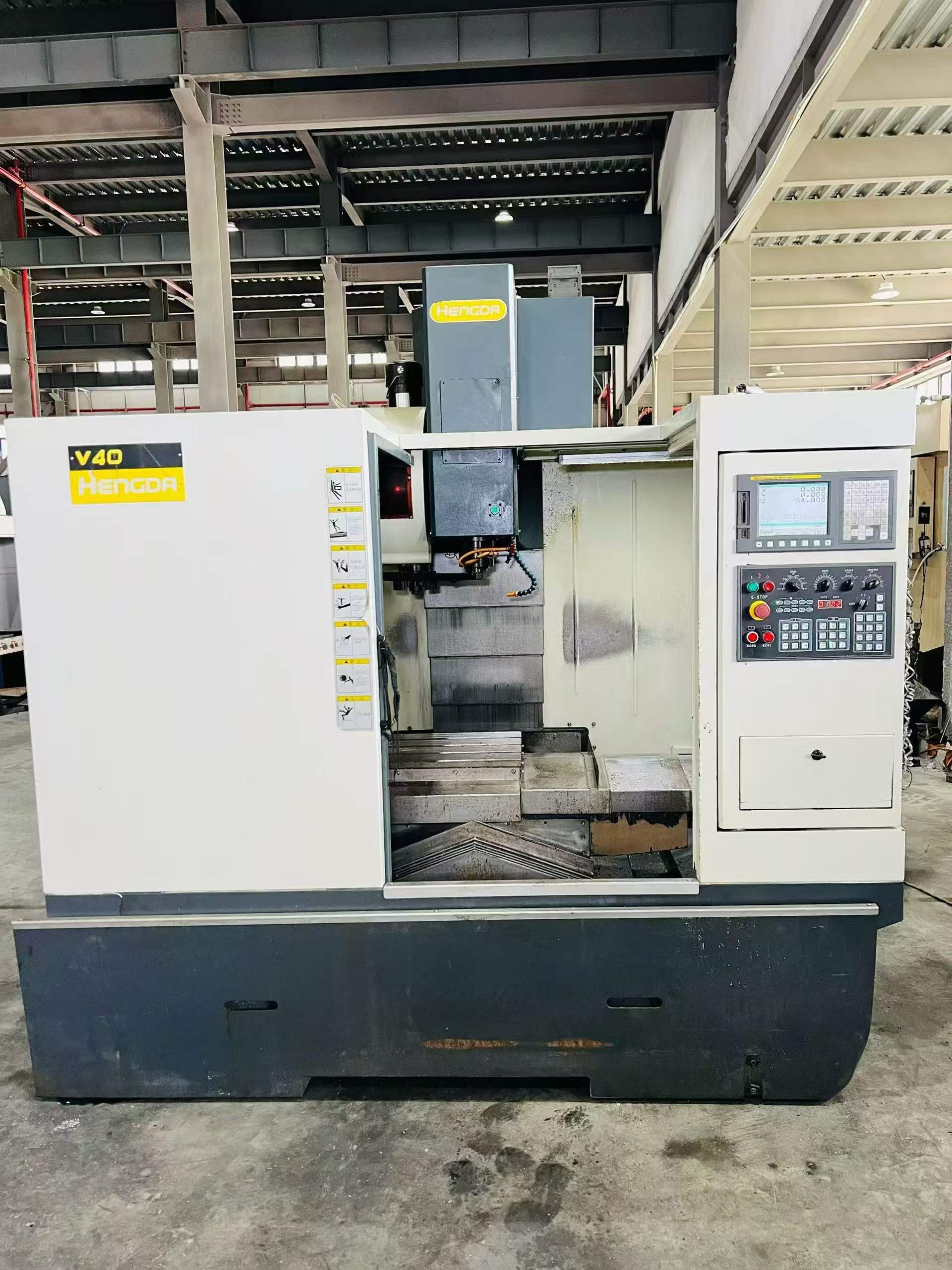 Used Hengda V 40 Vertical Machining Center with Fanuc MD photo 2