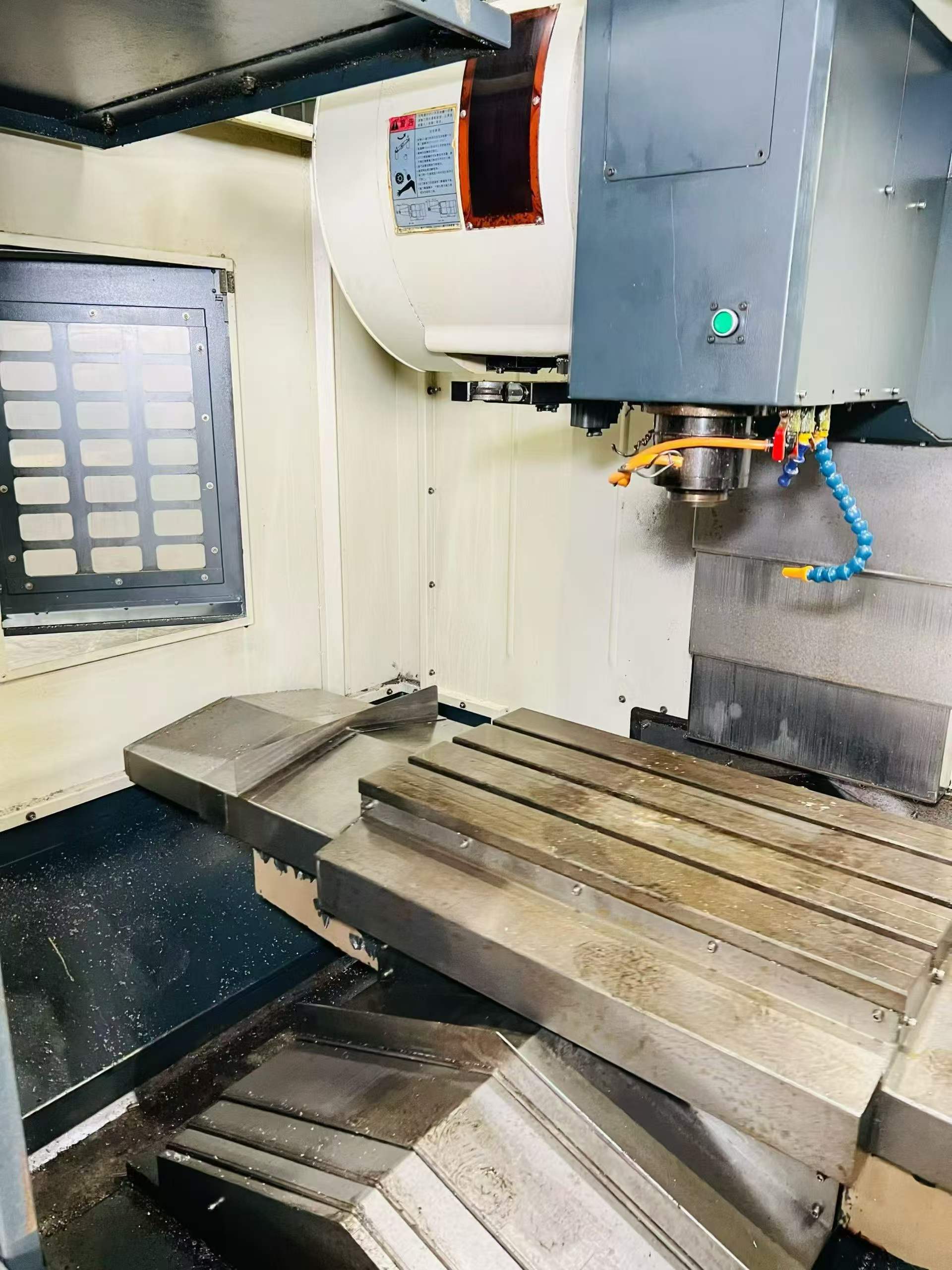 Used Hengda V 40 Vertical Machining Center with Fanuc MD photo 4