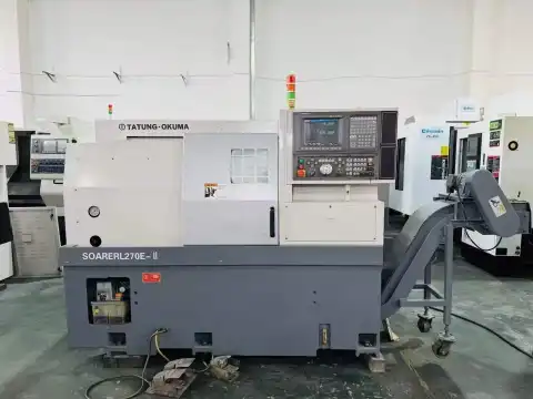 Torno CNC de bancada inclinada Okuma L-270 E usado