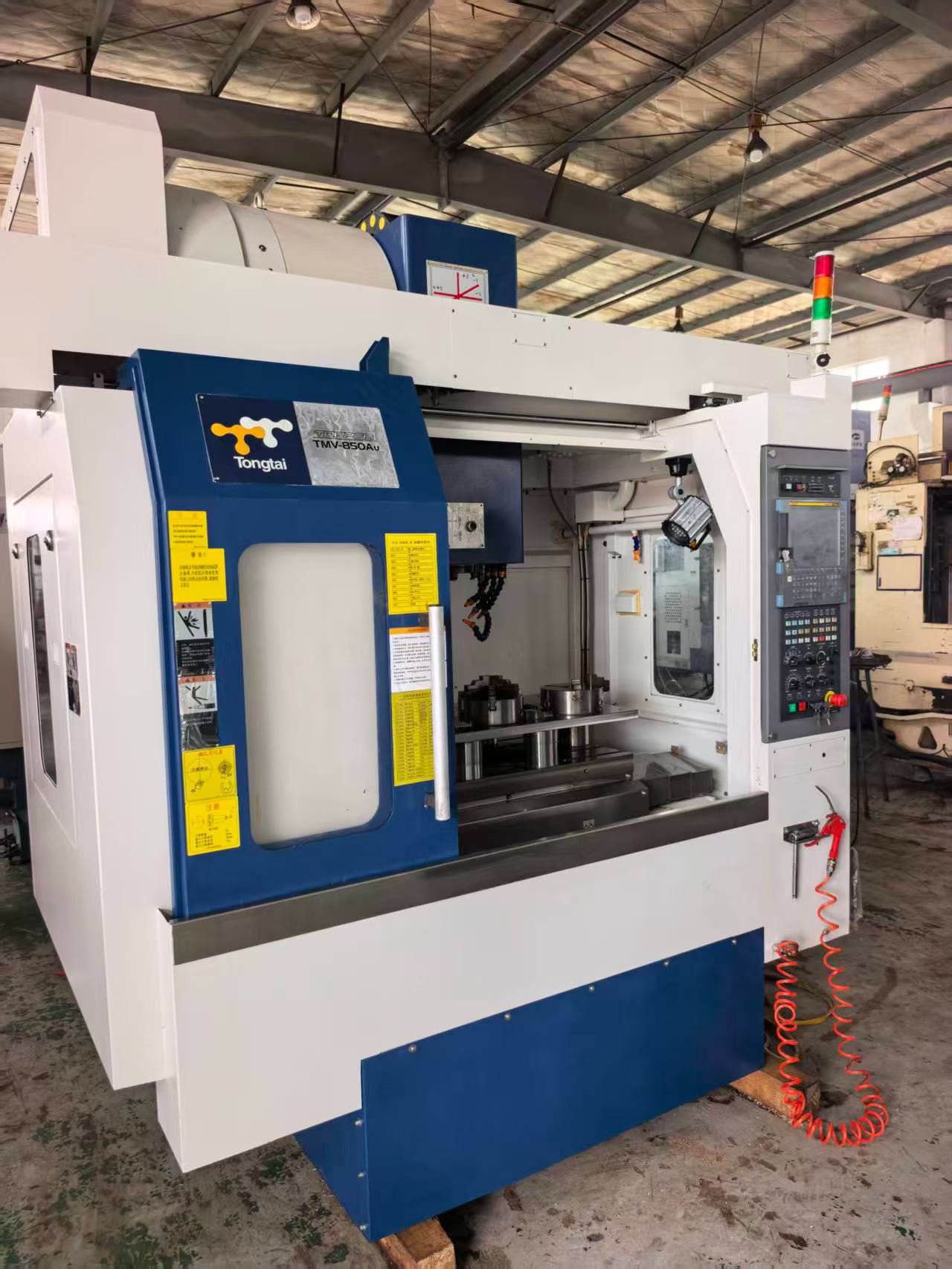 Used Tongtai TMV-850 Au Vertical Machining Center photo 2