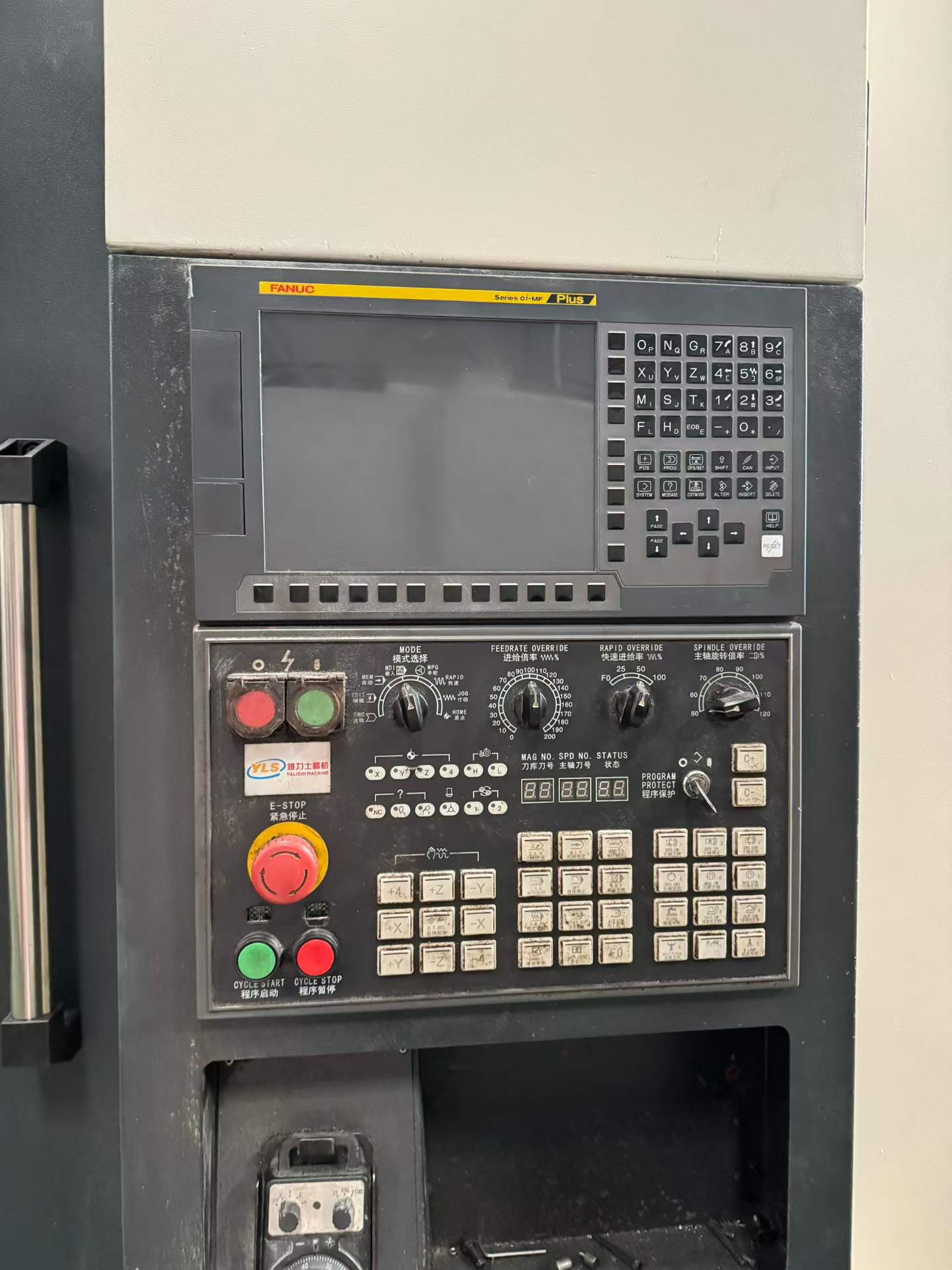 Used Yali VL-1690 Heavy Duty Vertical Machining Center photo 2