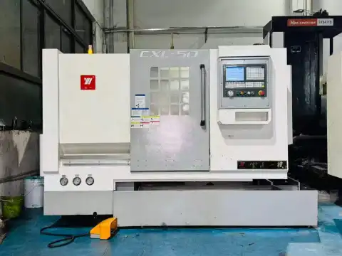 เครื่องกลึง CNC แบบเตียงเอียง หนัก Yunnan Yiji CXL-50 มือสอง (แบบแท่นจับมีด)