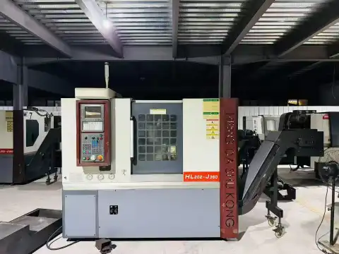 Torno CNC de bancada inclinada para torneado y fresado Zhejiang Hengda HL 202-J 360 usado