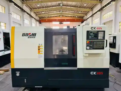 Torno CNC Baoji CK 40 S de bancada inclinada y torreta, usado, con control KND K 2000