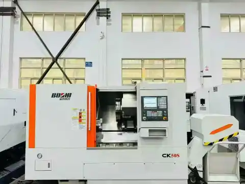 Torno CNC de bancada inclinada con torreta Baoji CK 50 S usado, con husillo A 2-8