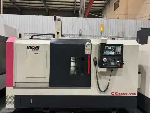 Torno CNC de torreta con bancada inclinada Baoji CK 6560/750 usado, casi nuevo 2023