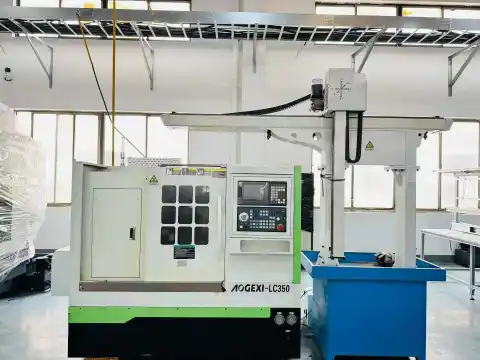 Torno CNC Boshang 350 de bancada inclinada y torreta usado con cargador de pórtico