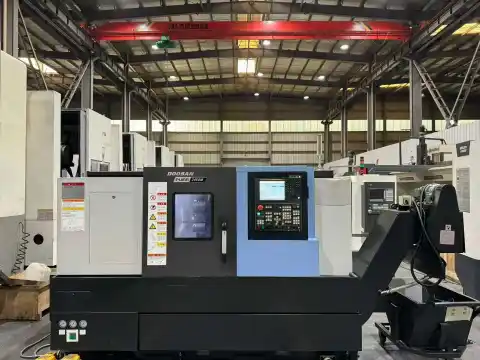 Torno CNC de torneado y fresado Doosan PUMA 2450 M usado con FANUC TF Plus