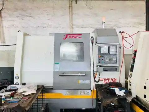 Torno CNC usado Jiahua RCK 7560, bancada inclinada, tipo torreta