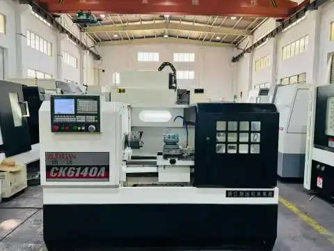 เครื่องกลึง CNC Ruiyuan 6140/750 มือสอง