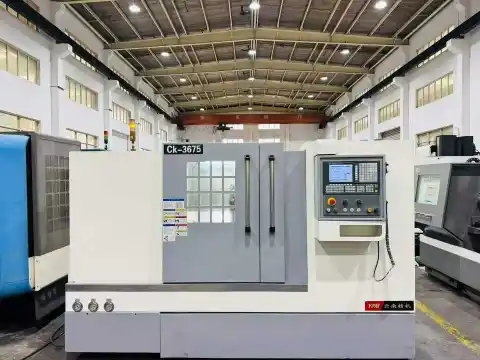 เครื่องกลึง CNC ชนิดป้อมมีด เตียงลาดเอียง Yunnan Precision CK-3675