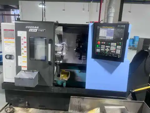Torno fresador CNC usado DN Solutions LYNX 225 MII con FANUC en venta