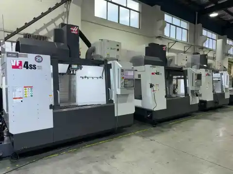 Centro de mecanizado vertical Haas VF-4 SS usado