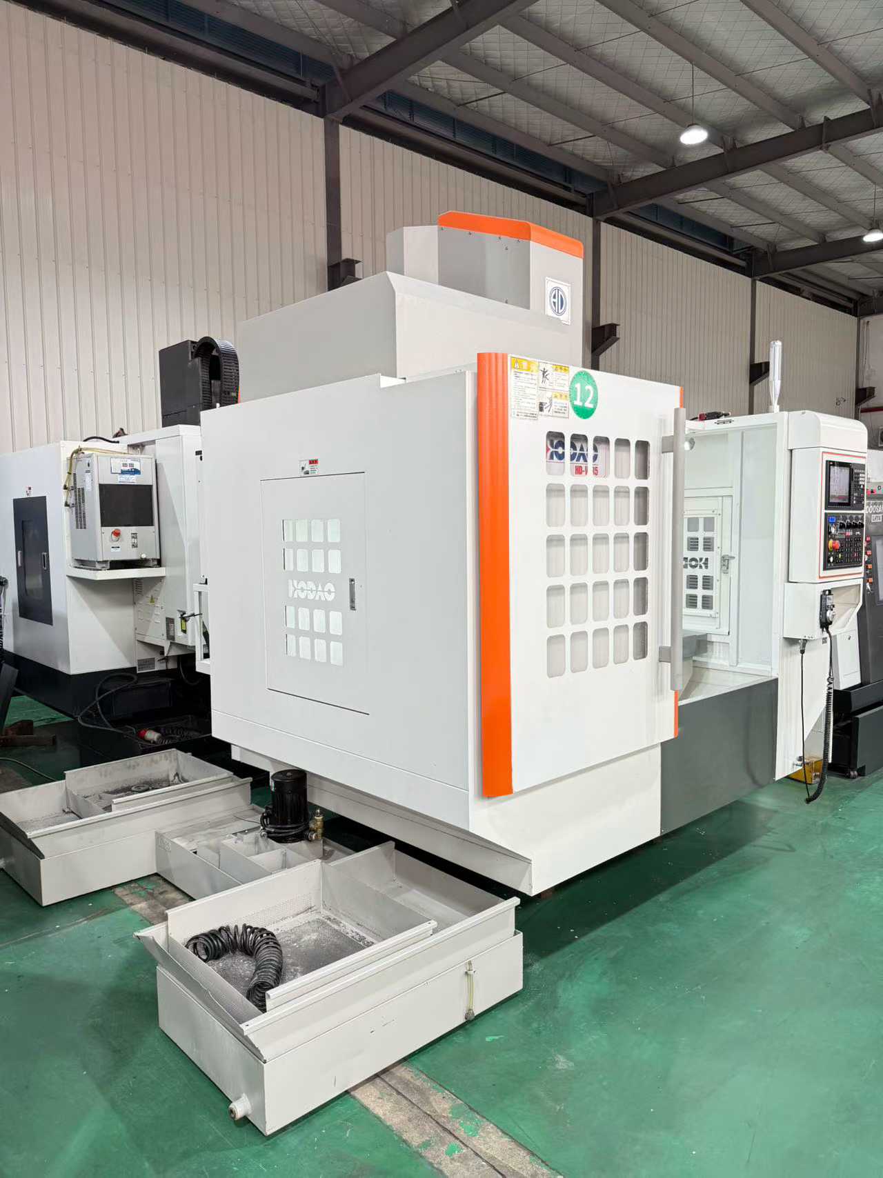Nearly New Houdao HDVF 85 Vertical Machining Center photo 2