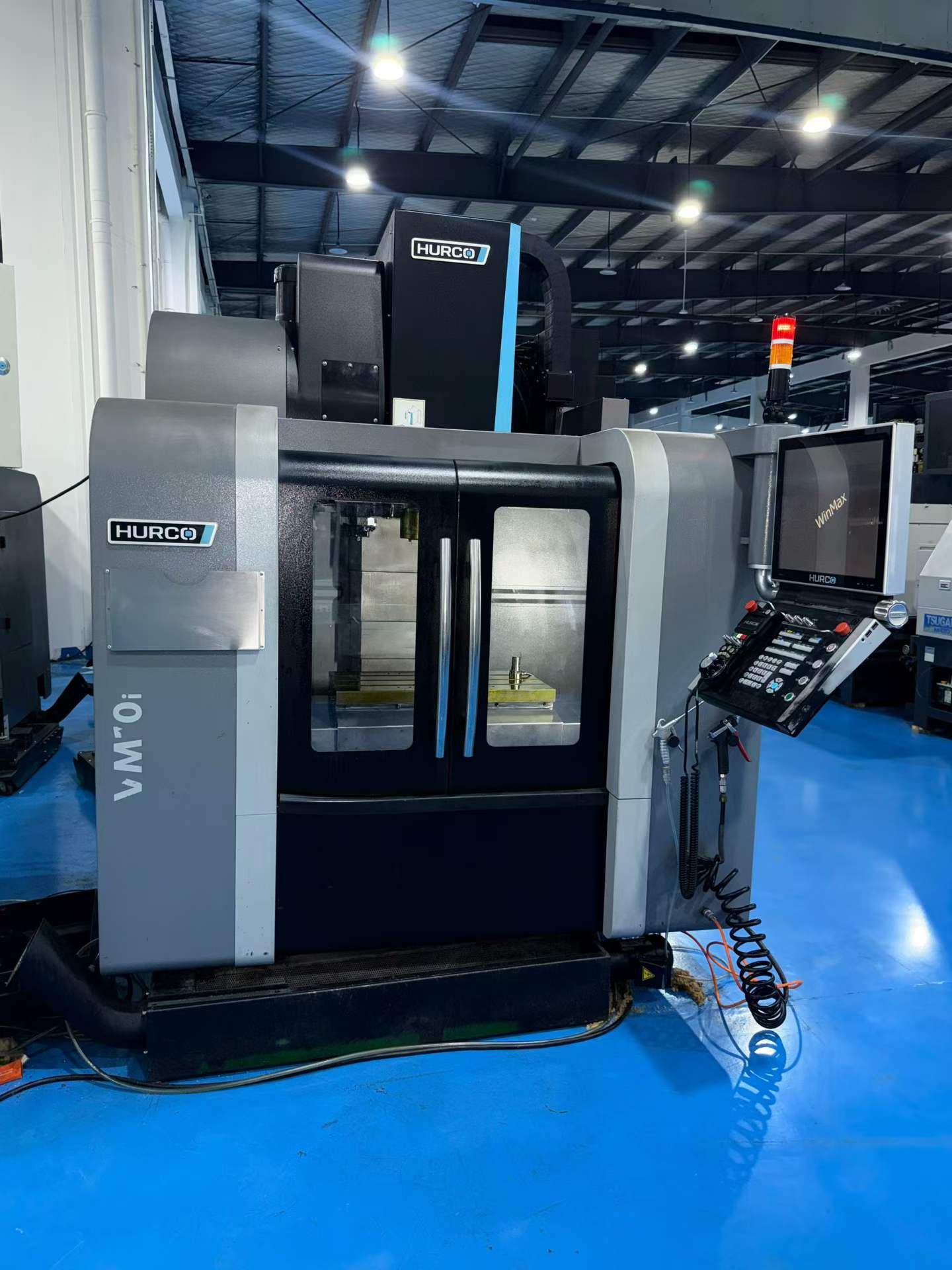 Used Hurco VM 10 i Vertical Machining Center photo 2