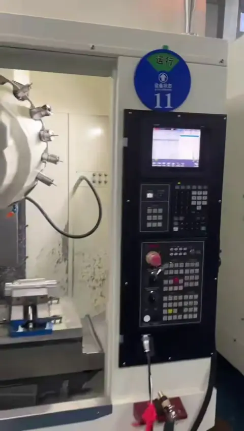 Centro de mecanizado vertical Qiaofeng T-7 C usado con Mitsubishi M 80 – 12 unidades disponibles