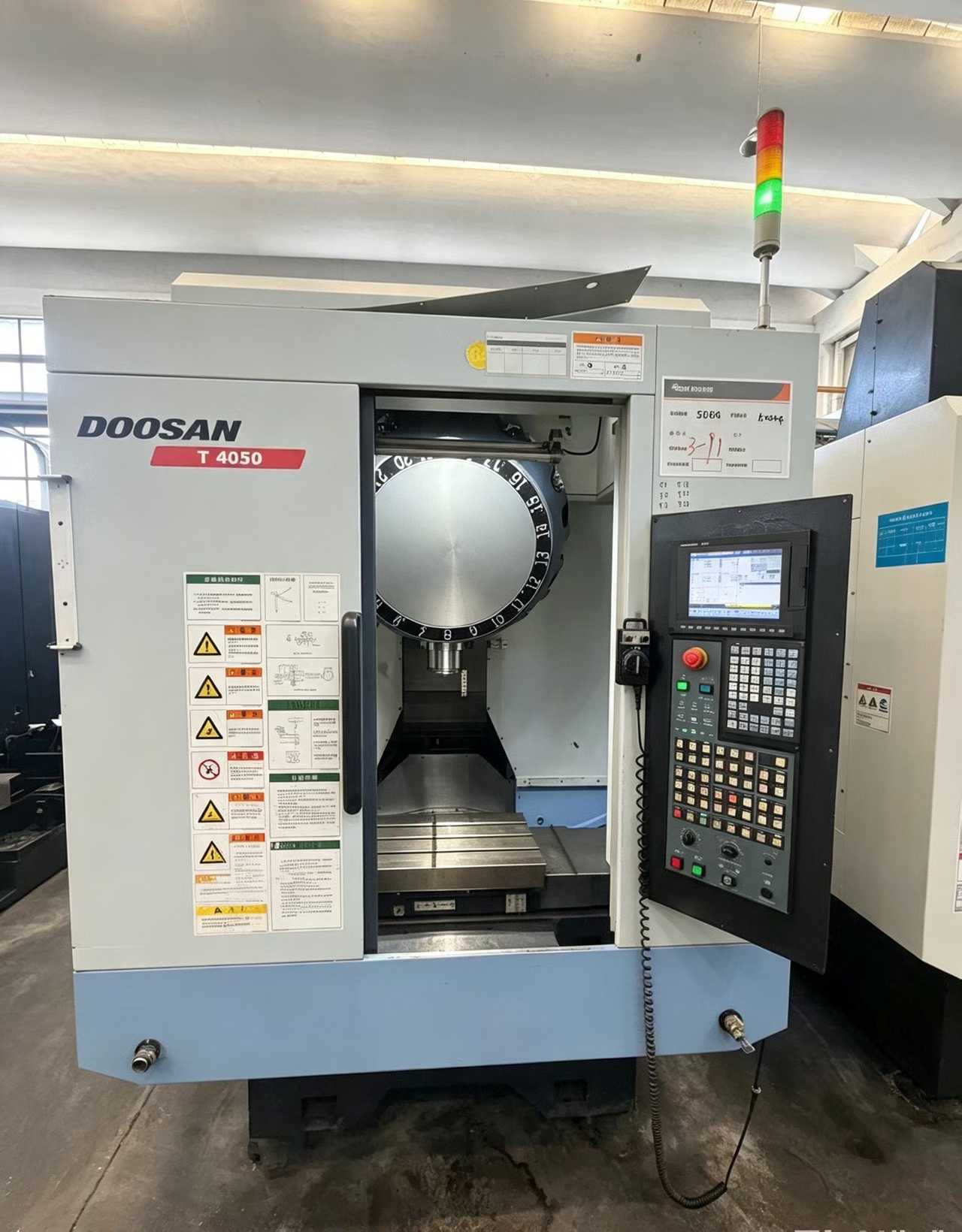 Trung tâm khoan và ta rô Doosan T 4050 đã qua sử dụng, điều khiển Mitsubishi M 70